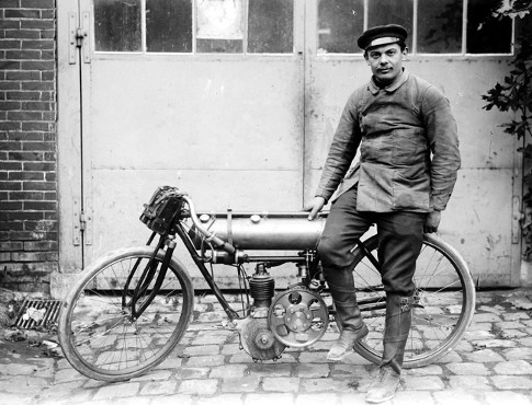 1905 Dourdan Giuppone su motocicletta 1/3 lt. Peugeot al peso