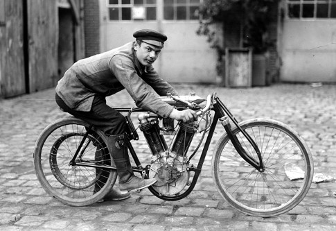 1905 Dourdan Giuppone su motocicletta V2 Peugeot al peso