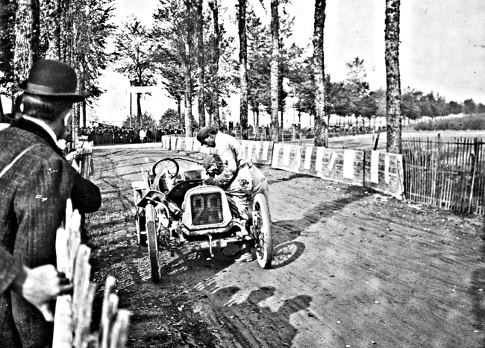1907 Coppa Vetturette - Giosuè Giuppone e il suo meccanico sistemando una avaria
