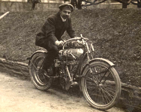 1909 Tourist Trophy - Giuppone su motocicletta Peugeot